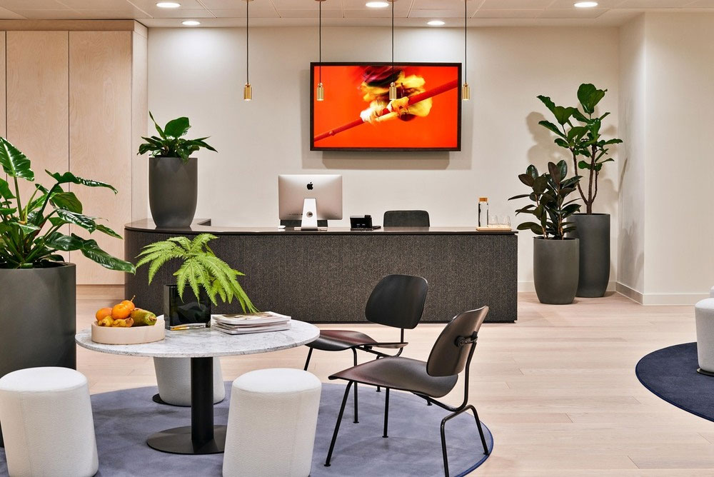 Meet in Place 通过 Philips 和 Niio（数字艺术的高级平台）将可出租的会议室变成旋转的艺术展览